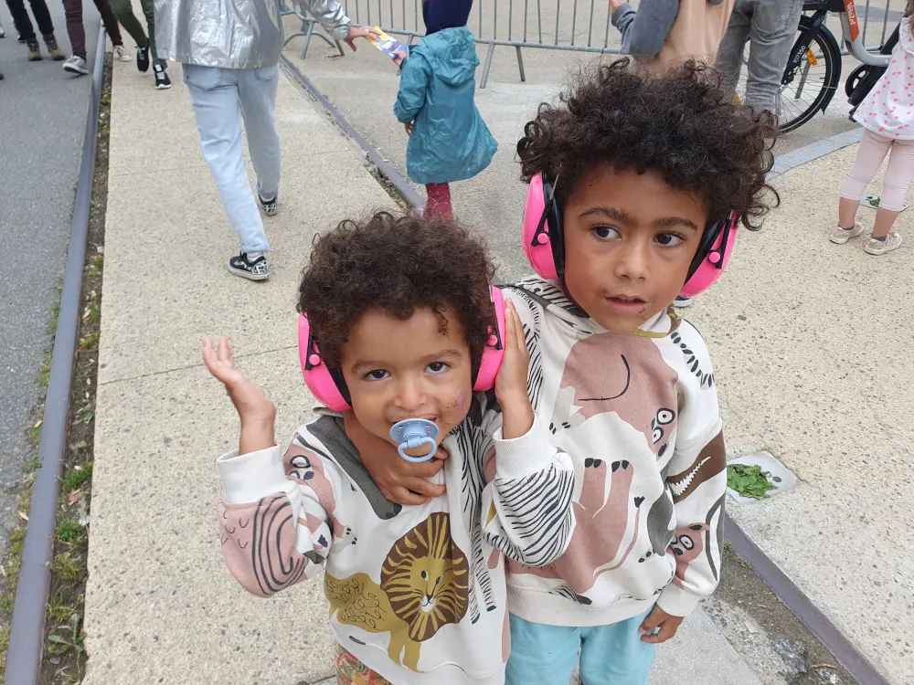 Enfants avec leurs casques réducteurs de bruits